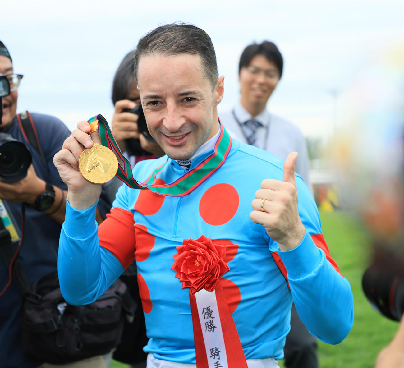 秋華賞をエンブロイダリーで制してメダルを見せるC・ルメール騎手（撮影・宮崎幸一）