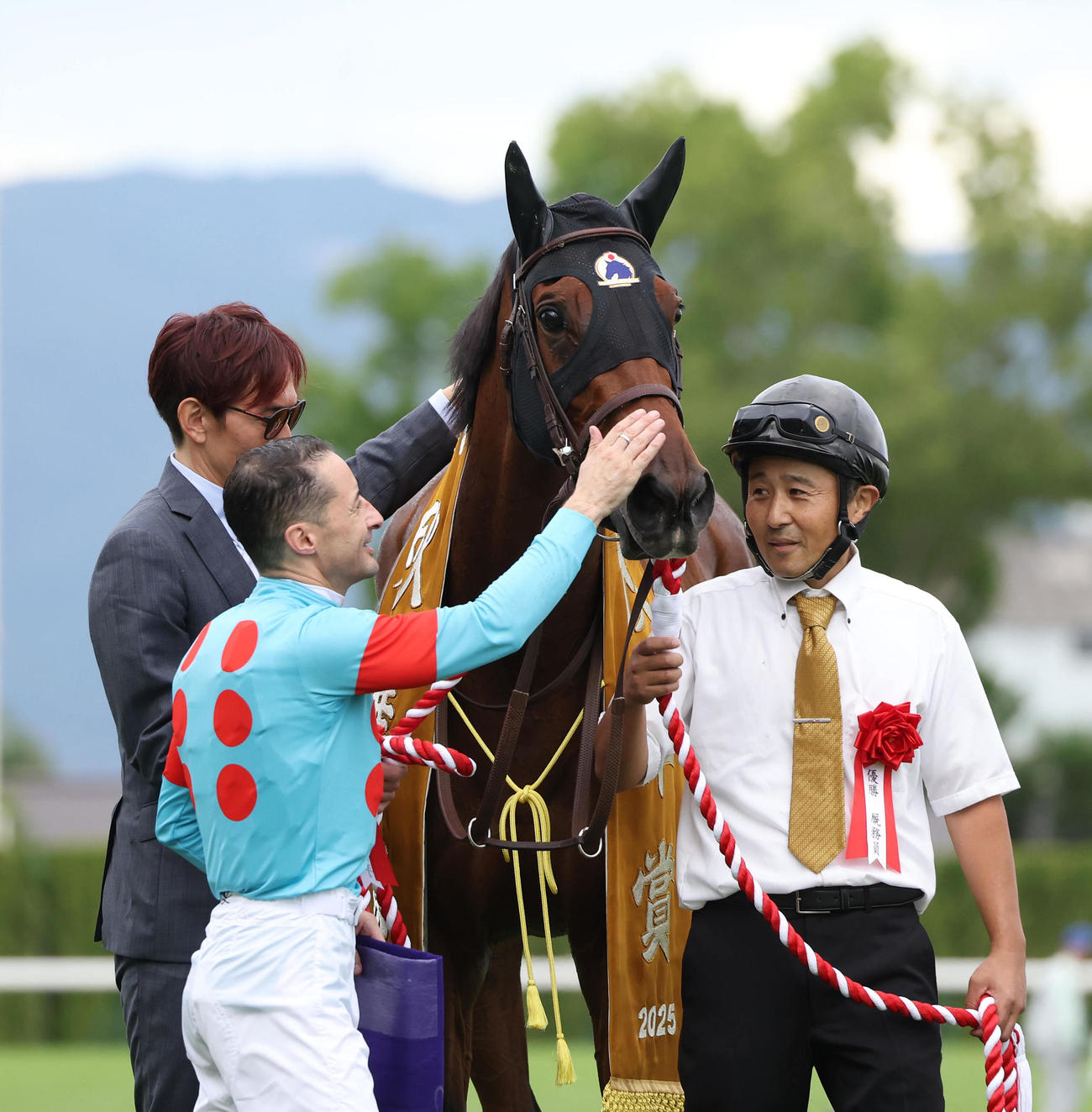 秋華賞を制しエンブロイダリーをなでてねぎらうルメール騎手（中央）（撮影・白石智彦）