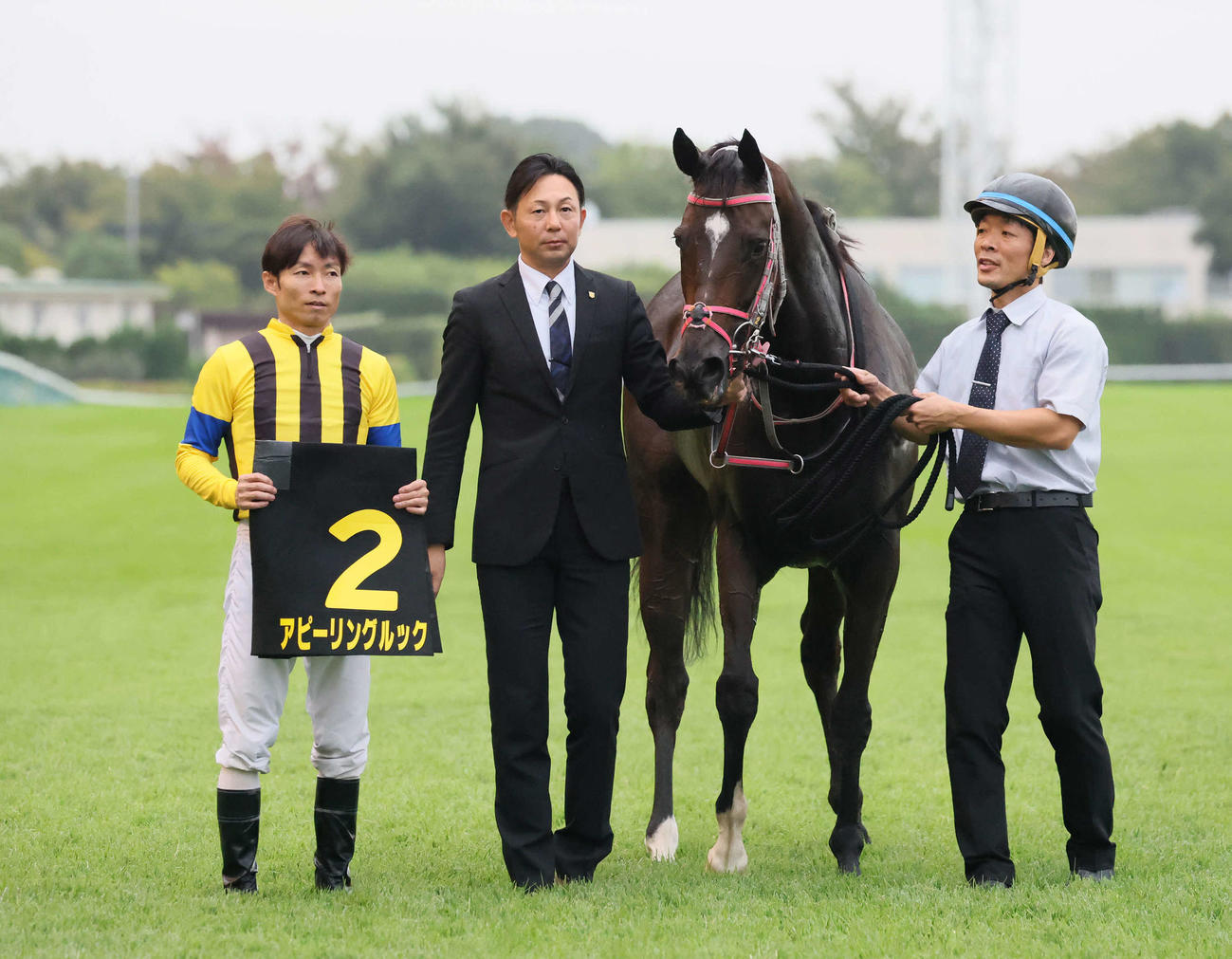 東京11R、ブラジルCを制したアピーリングルックの口取りをする大野騎手と辻師（撮影・丹羽敏通）