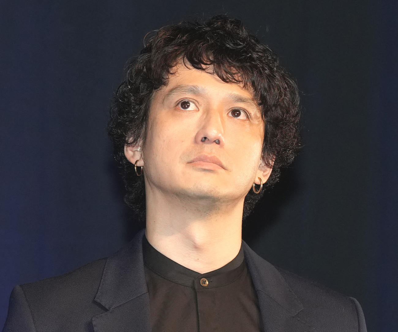 広中調教師役の安藤政信（2023年撮影）