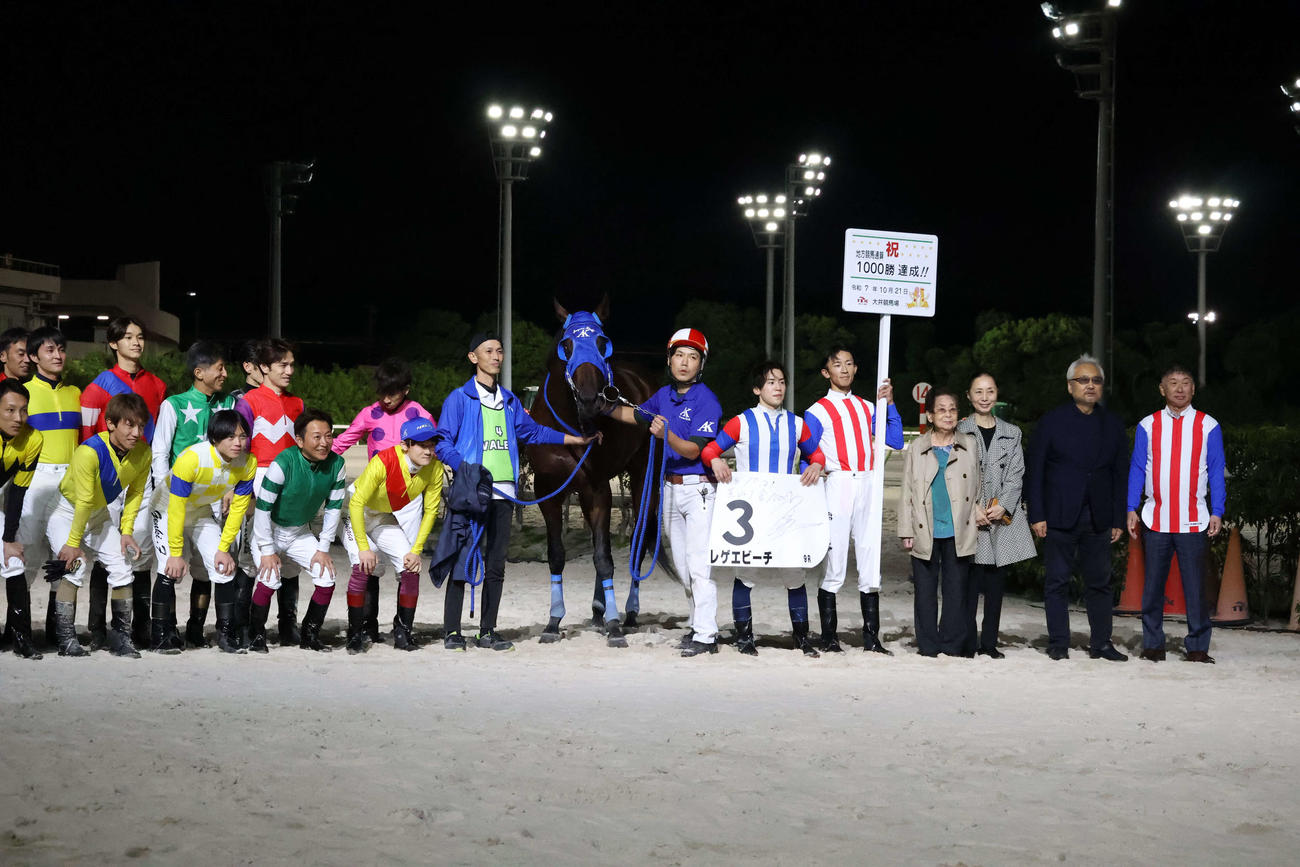 大井9Rで地方競馬通算1000勝を達成した大井の荒山勝徳調教師（右端）