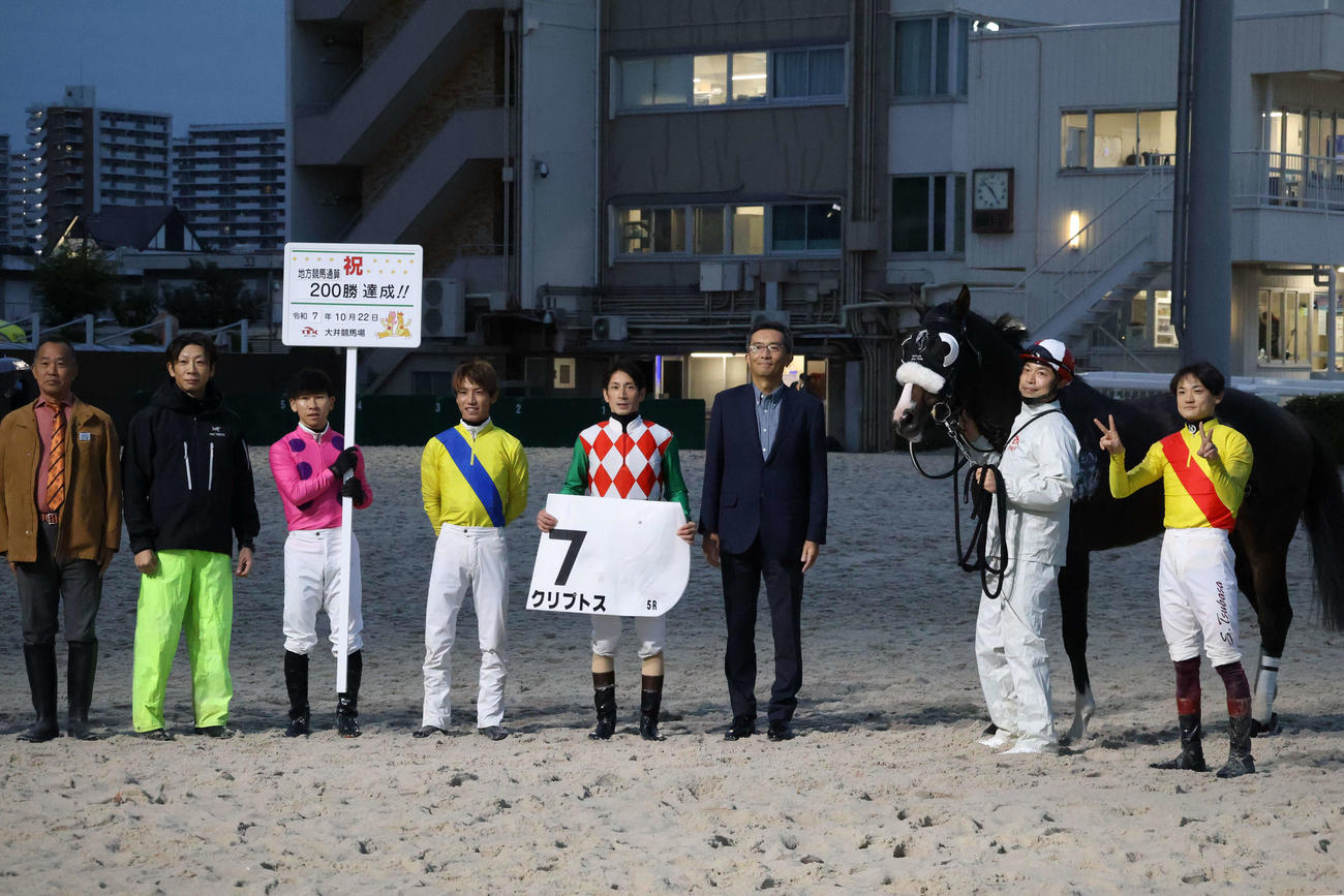 大井5Rで地方競馬通算200勝を達成した大井の田中正人調教師（左から2人目）