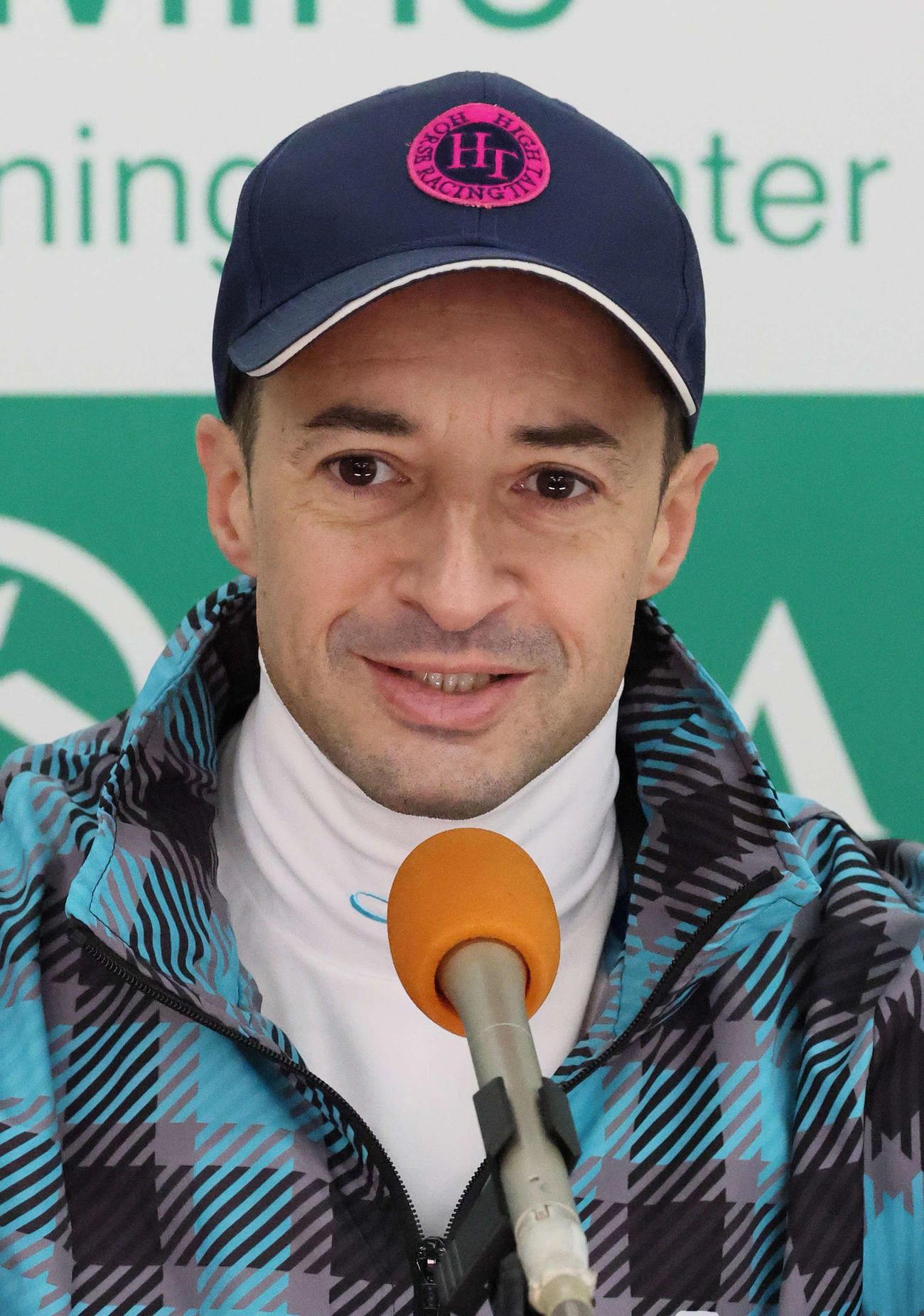 菊花賞でコンビを組むエネルジコについて記者会見するルメール騎手（撮影・丹羽敏通）