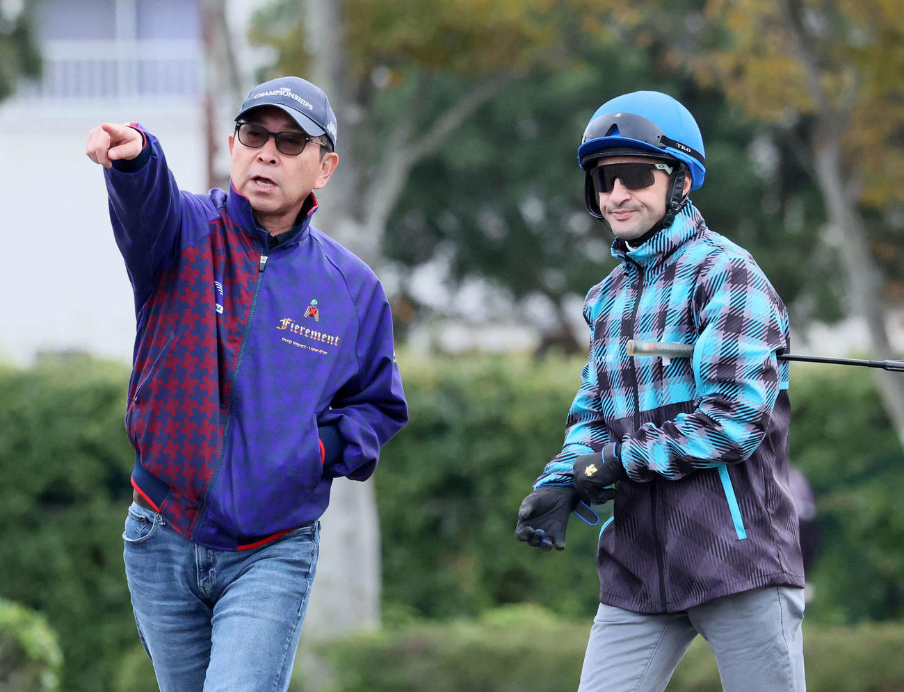 マスカレードボールの追い切りを前にルメール騎手と話す手塚師（撮影・丹羽敏通）