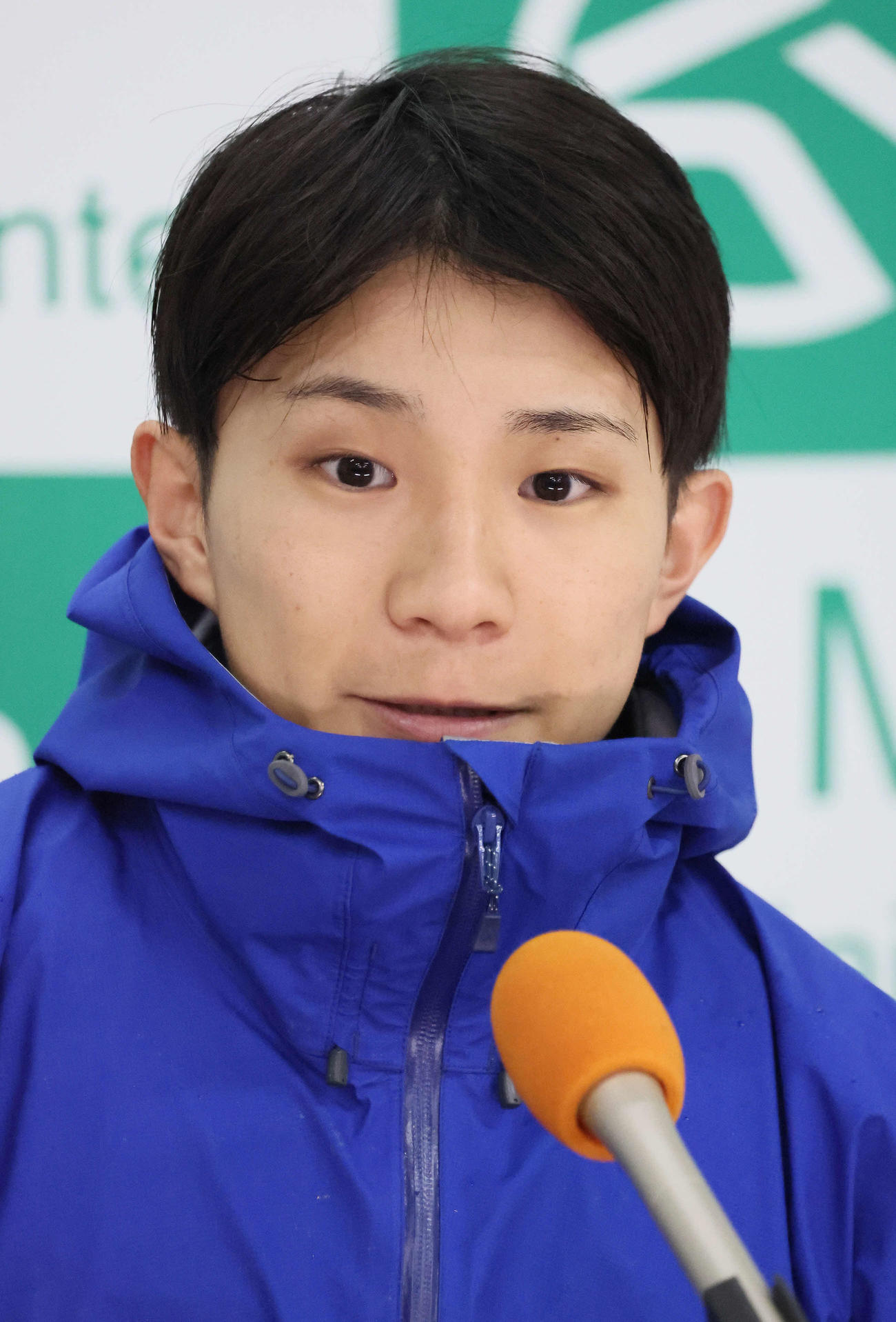 レッドバンデの追い切りを終えて記者会見する佐々木騎手（撮影・丹羽敏通）