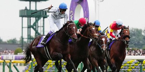 天皇賞・秋をドウデュースで制し、ガッツポーズする武豊騎手＝2024年10月27日