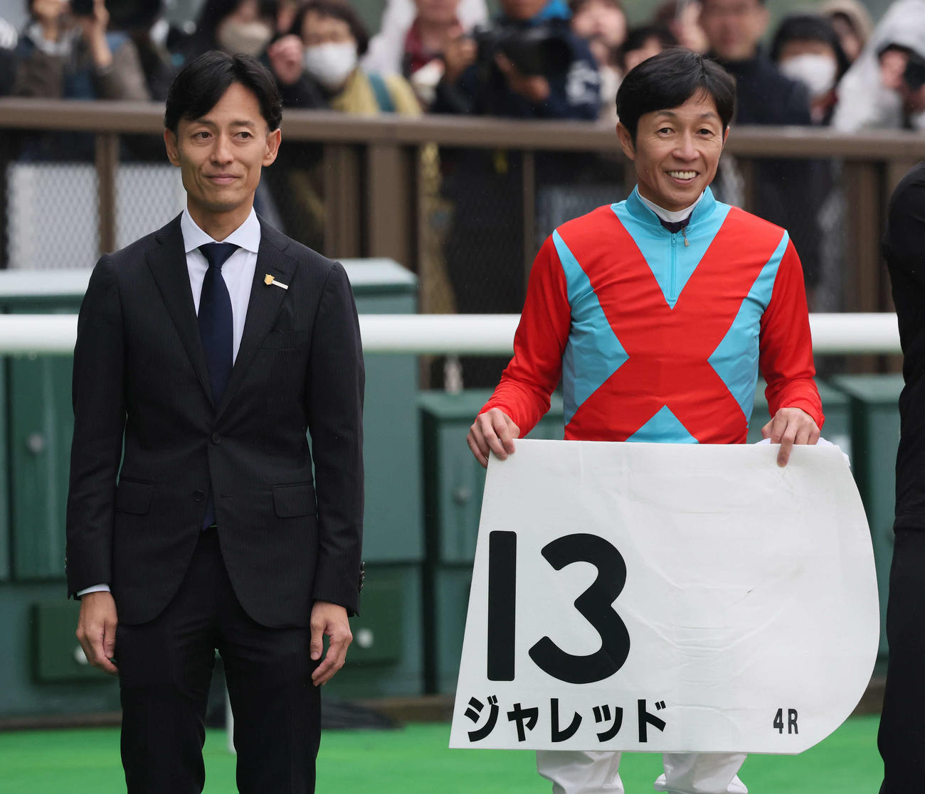 東京4R、2歳新馬戦をジャレッドで制した秋山師と武豊騎手（撮影・丹羽敏通）