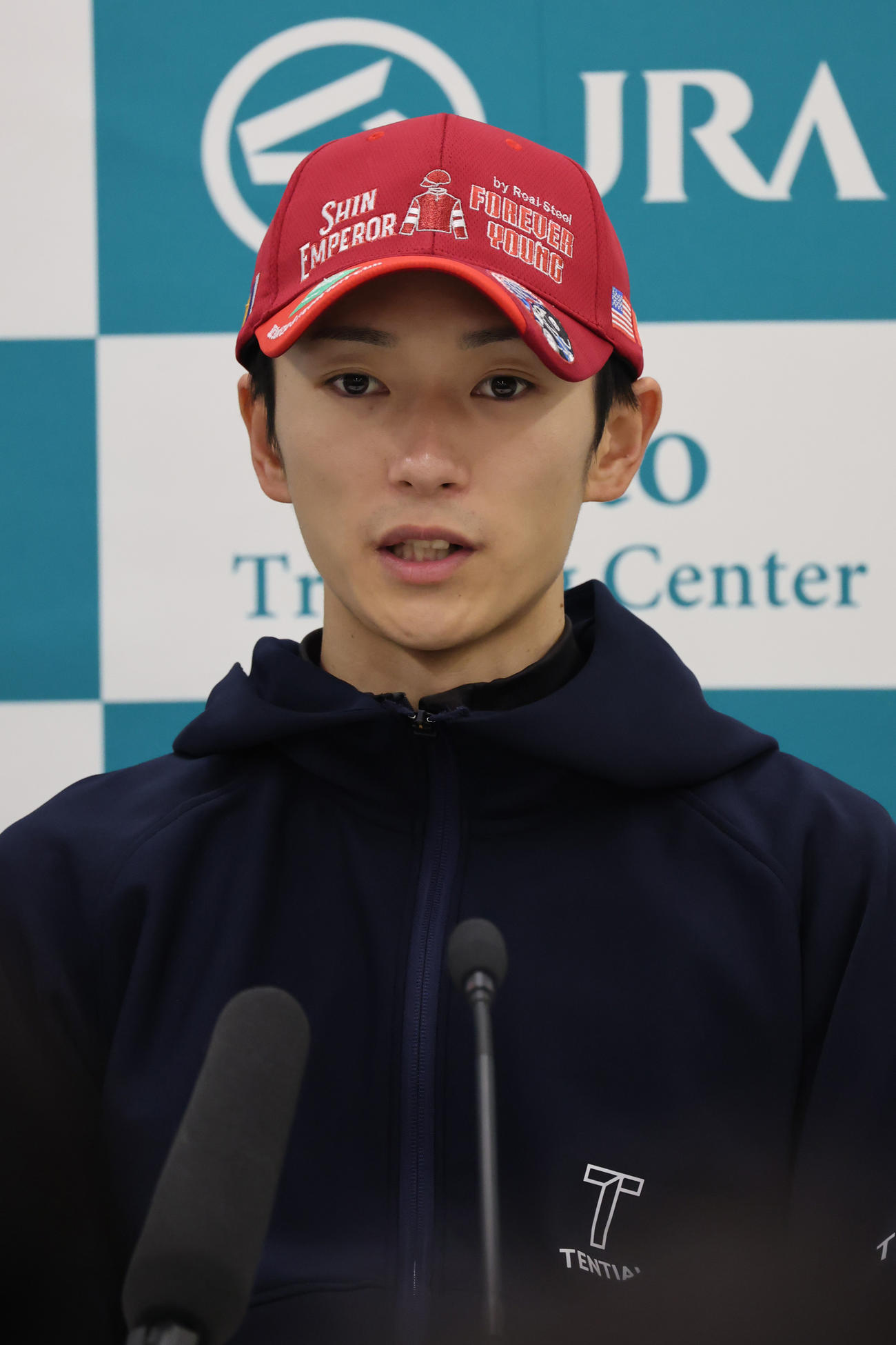 会見に臨む坂井瑠星騎手（2025年10月22日撮影）