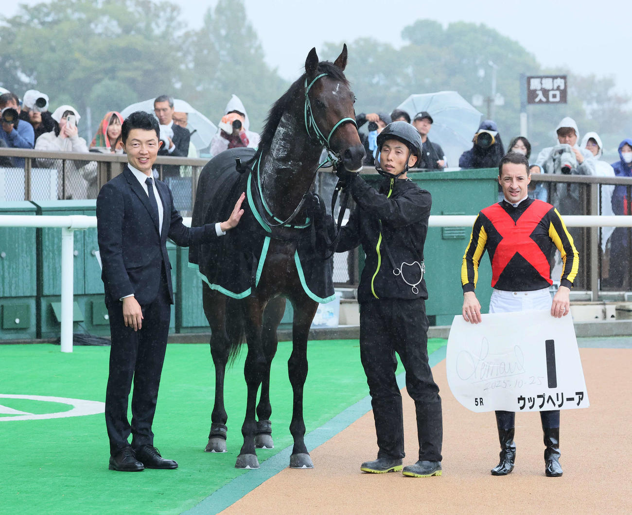 東京5R、2歳新馬戦を制したウップヘリーアの口取りをする黒岩師とルメール騎手（撮影・丹羽敏通）