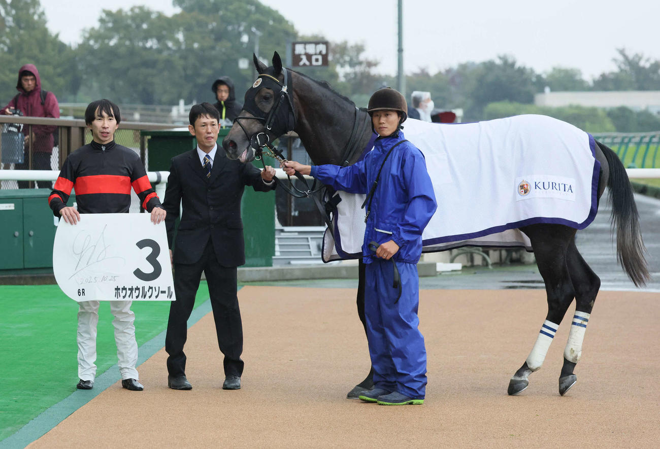 東京6R、2歳新馬戦を快勝したホウオウルクソールの口取りをする横山和騎手（撮影・丹羽敏通）