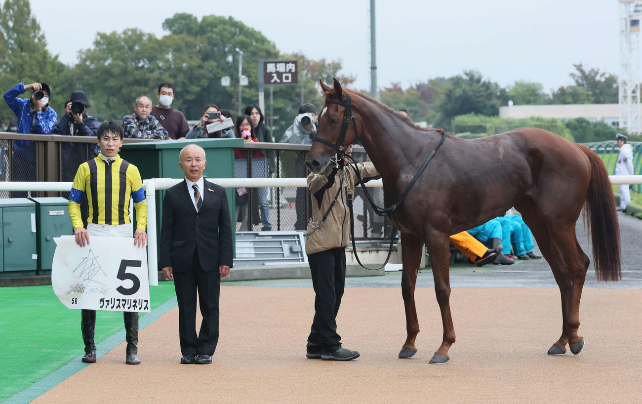 東京5R、2歳新馬戦を制したヴァリスマリネリスの口取りをする横山武騎手と中舘師（撮影・丹羽敏通）