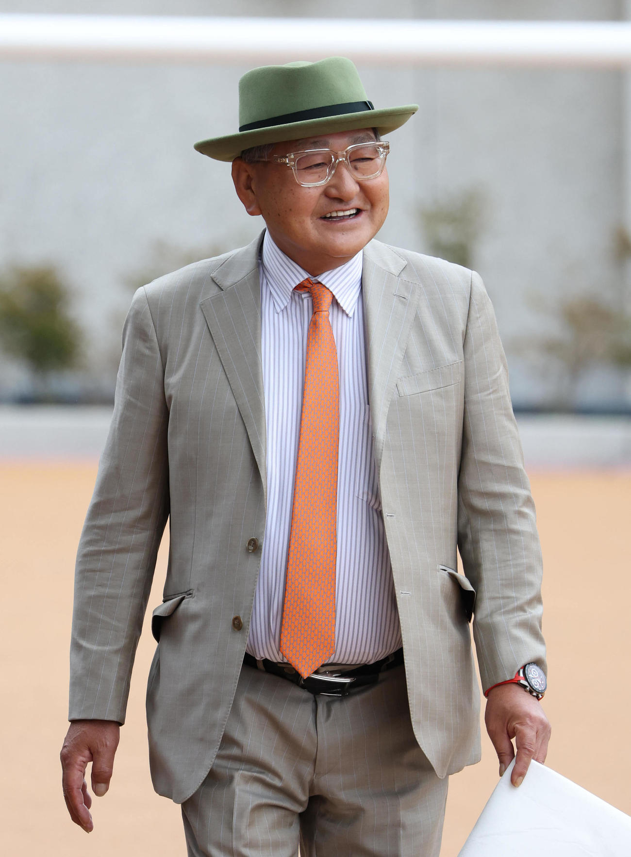 京都5R、テルヒコウで新馬戦を勝利し笑顔を見せる矢作師（撮影・白石智彦）