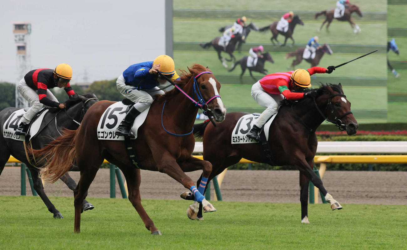 東京6R、2歳新馬戦を制したエゴンウレアと大野騎手（左）（撮影・丹羽敏通）