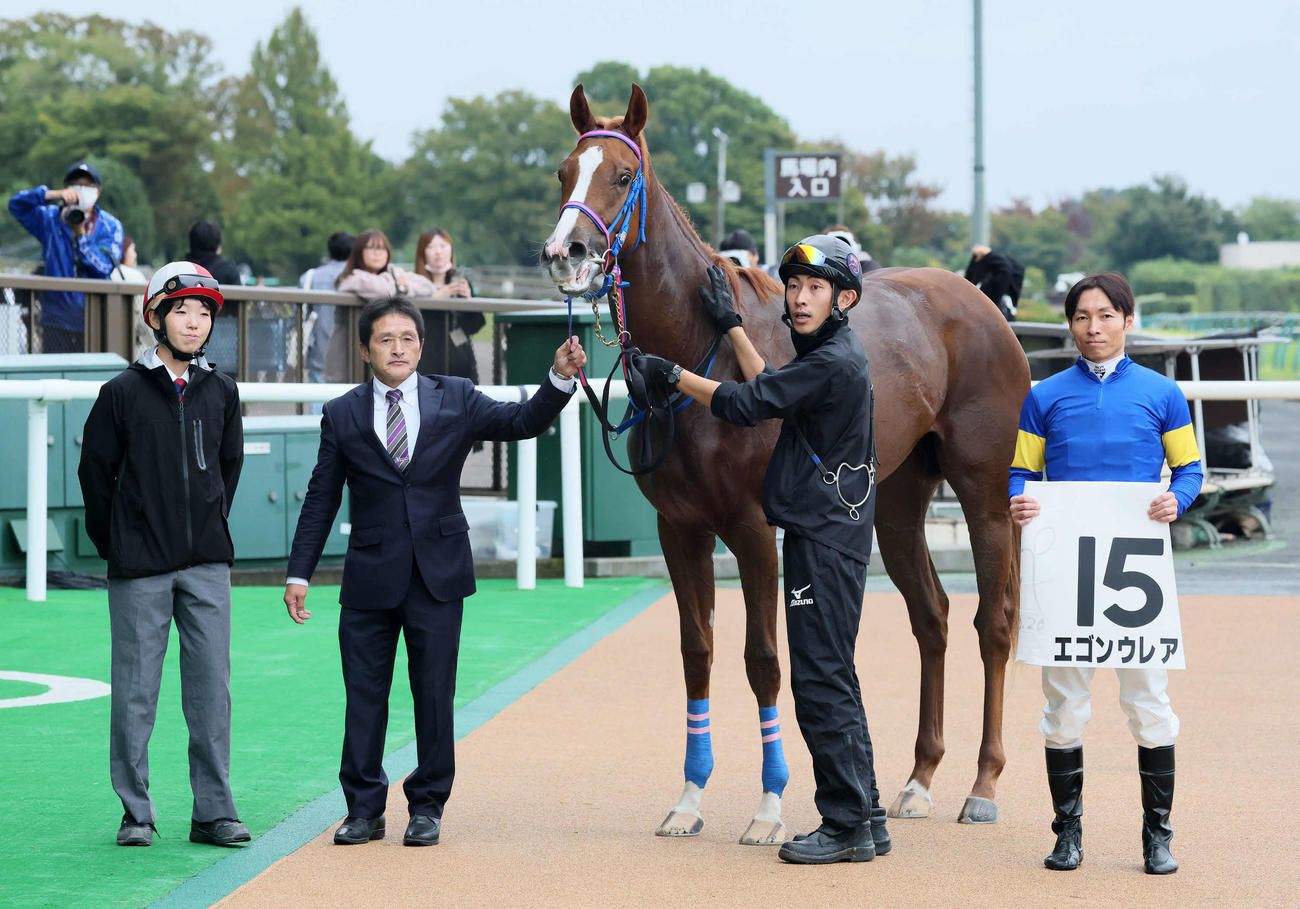 東京6R、2歳新馬戦を制したエゴンウレアの口取りをする大野騎手（撮影・丹羽敏通）