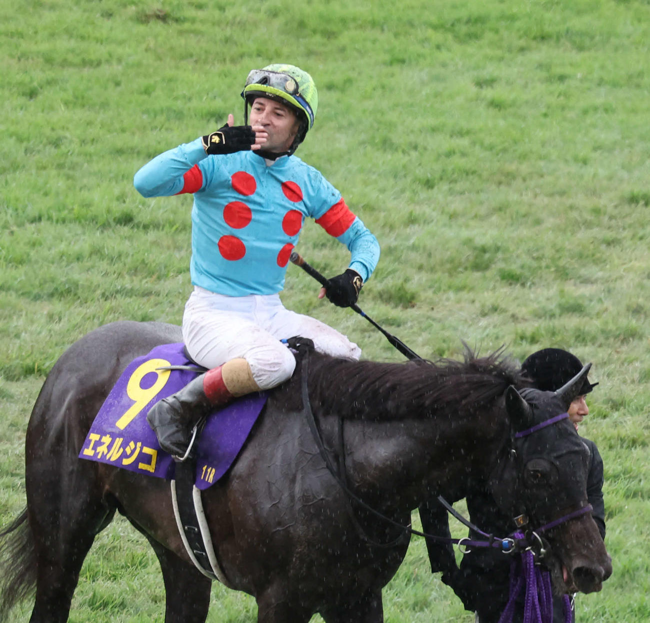 京都11R　エネルジコで菊花賞3連覇のルメール騎手は投げキッス（撮影・西尾就之）