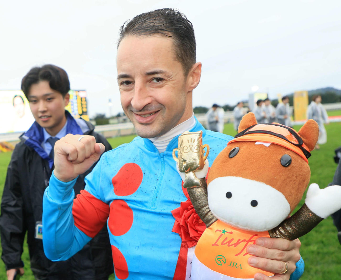菊花賞をエネルジコで制し3連覇のC・ルメール騎手（撮影・宮崎幸一）
