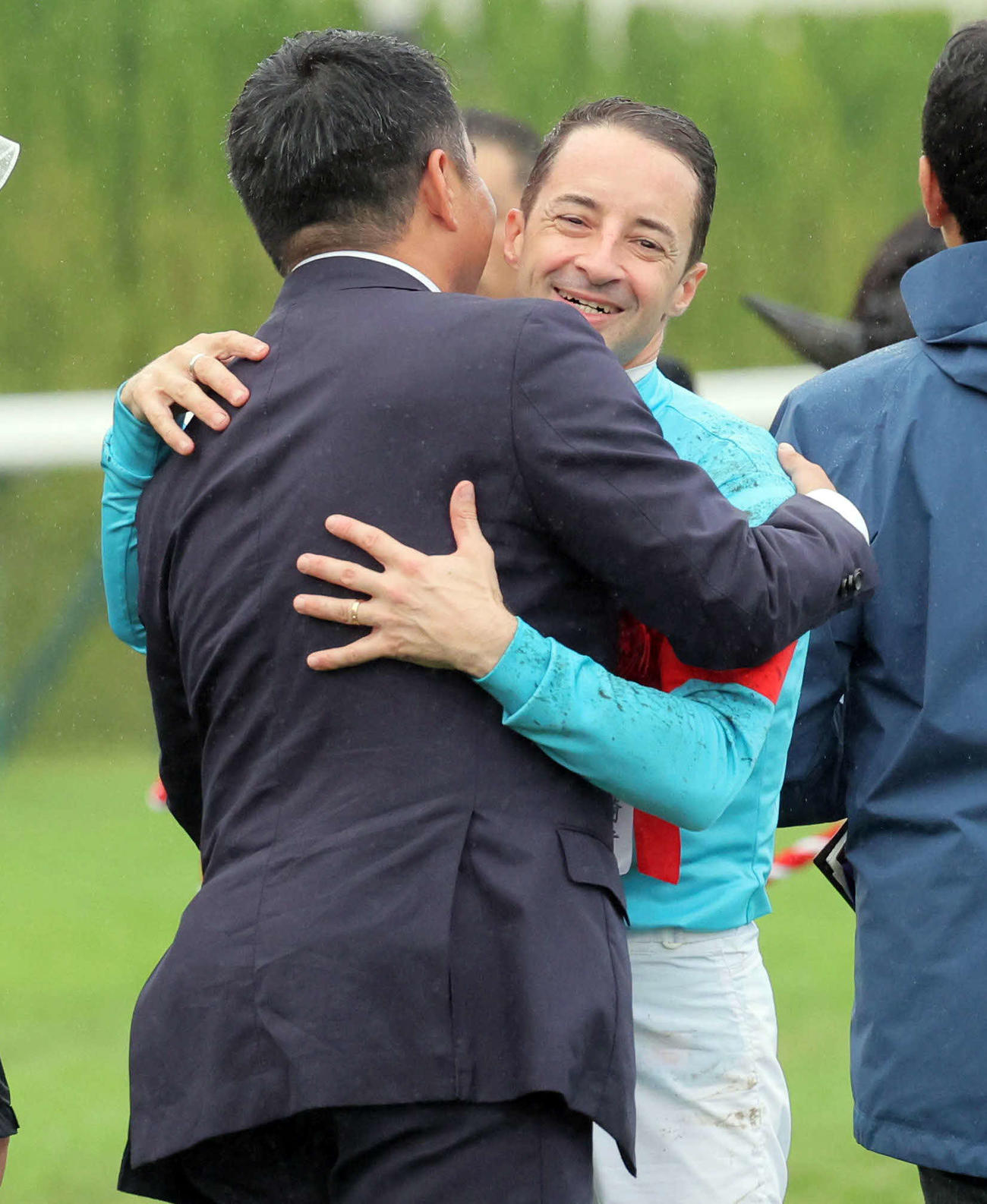 菊花賞をエネルジコで制したルメール騎手は、シルクレーシングの米本昌史代表と抱き合う（撮影・宮崎幸一）