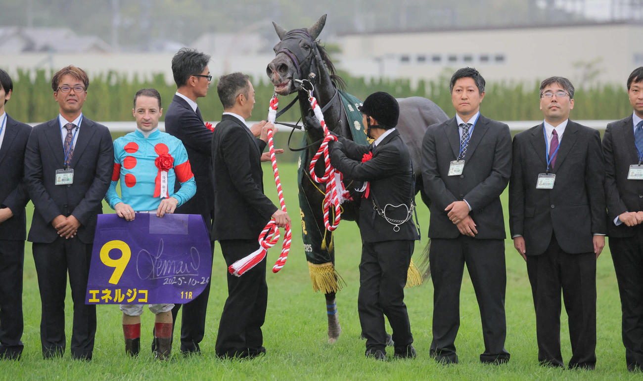 京都11R、菊花賞をエネルジコで制したルメール騎手ら関係者（撮影・宮崎幸一）