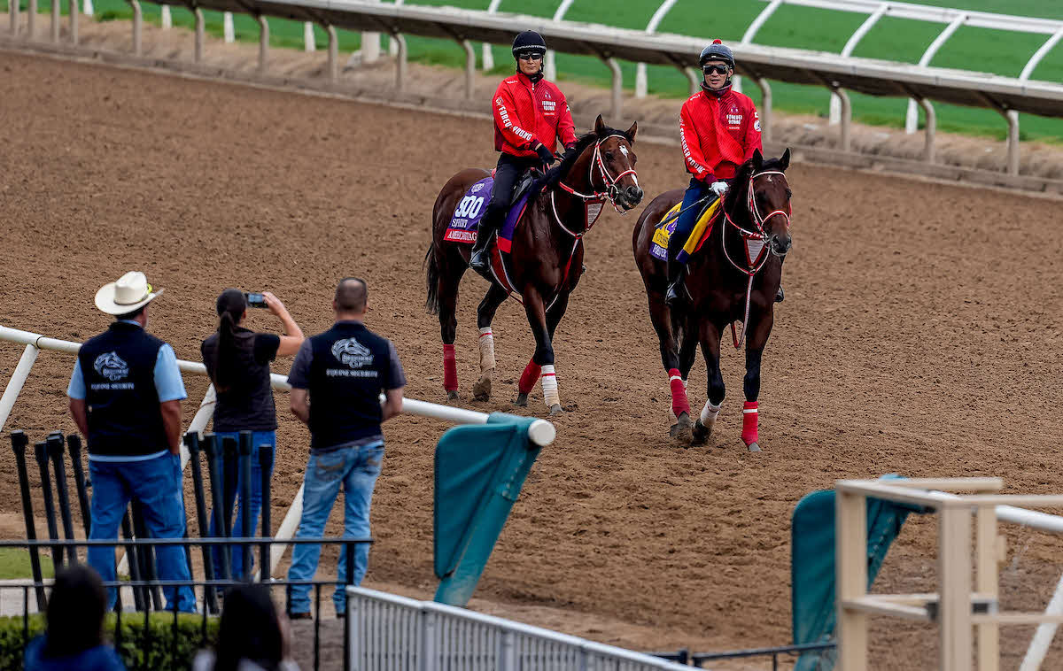 26日朝のフォーエバーヤング（右）（C）Tere Poplin／Eclipse Sportswire／Breeders Cup