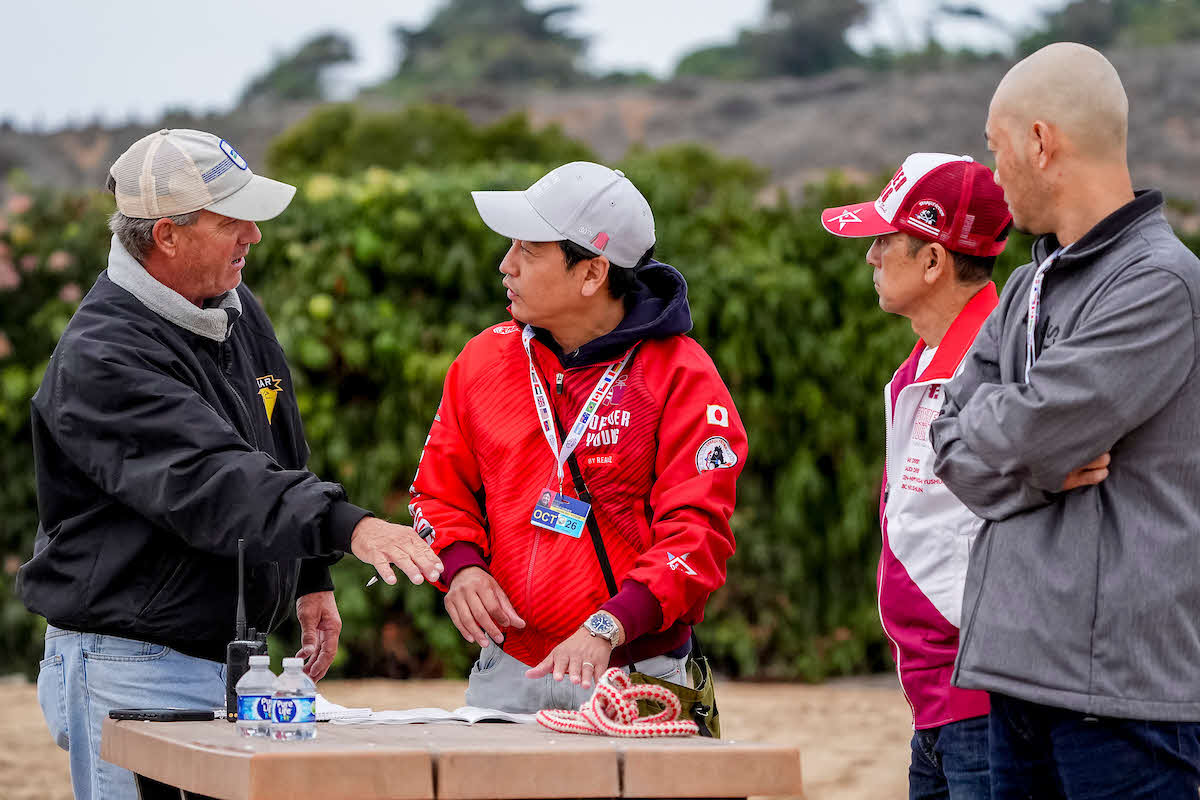 競馬場関係者と打ち合わせする矢作厩舎陣営（C）Scott Serio／Eclipse Sportswire／Breeders Cup
