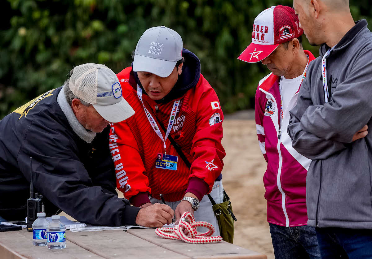 競馬場関係者と打ち合わせする矢作厩舎陣営（C）Scott Serio／Eclipse Sportswire／Breeders Cup