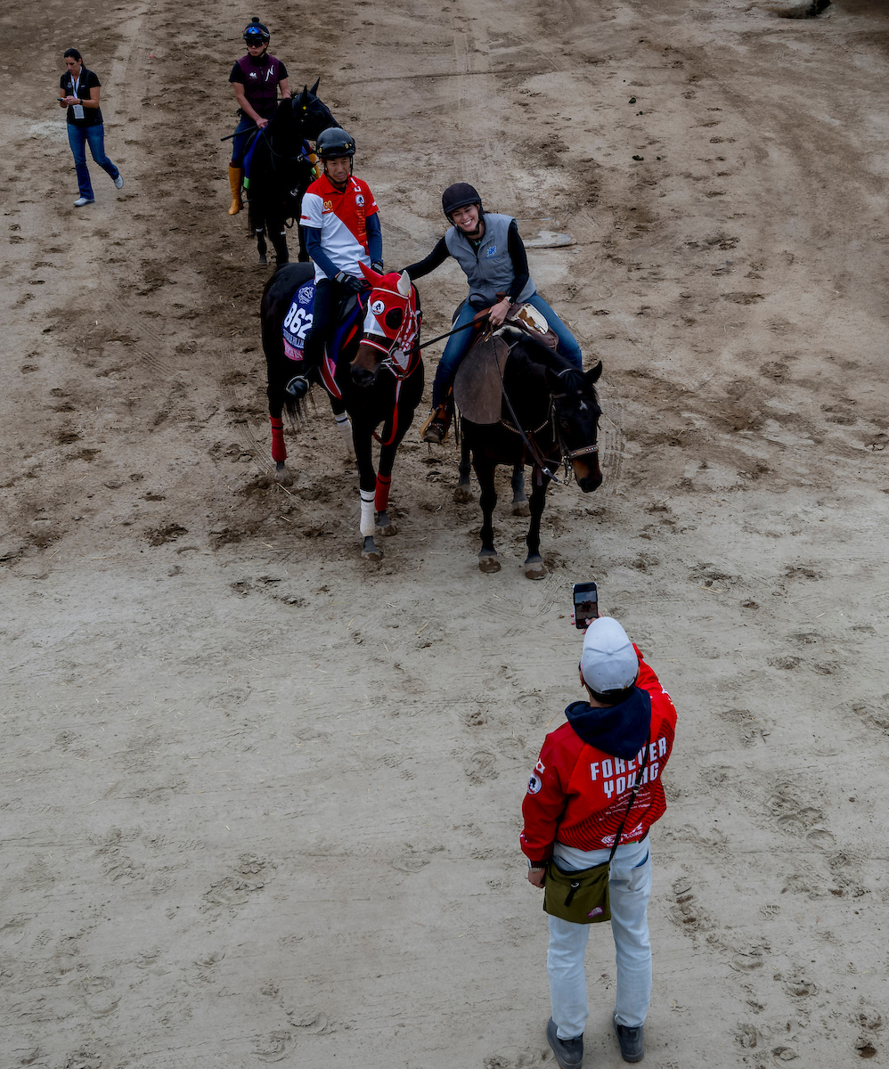 矢作厩舎をサポートするメアリーさん（C）Carlos J. Calo／Eclipse Sportswire／Breeders Cup