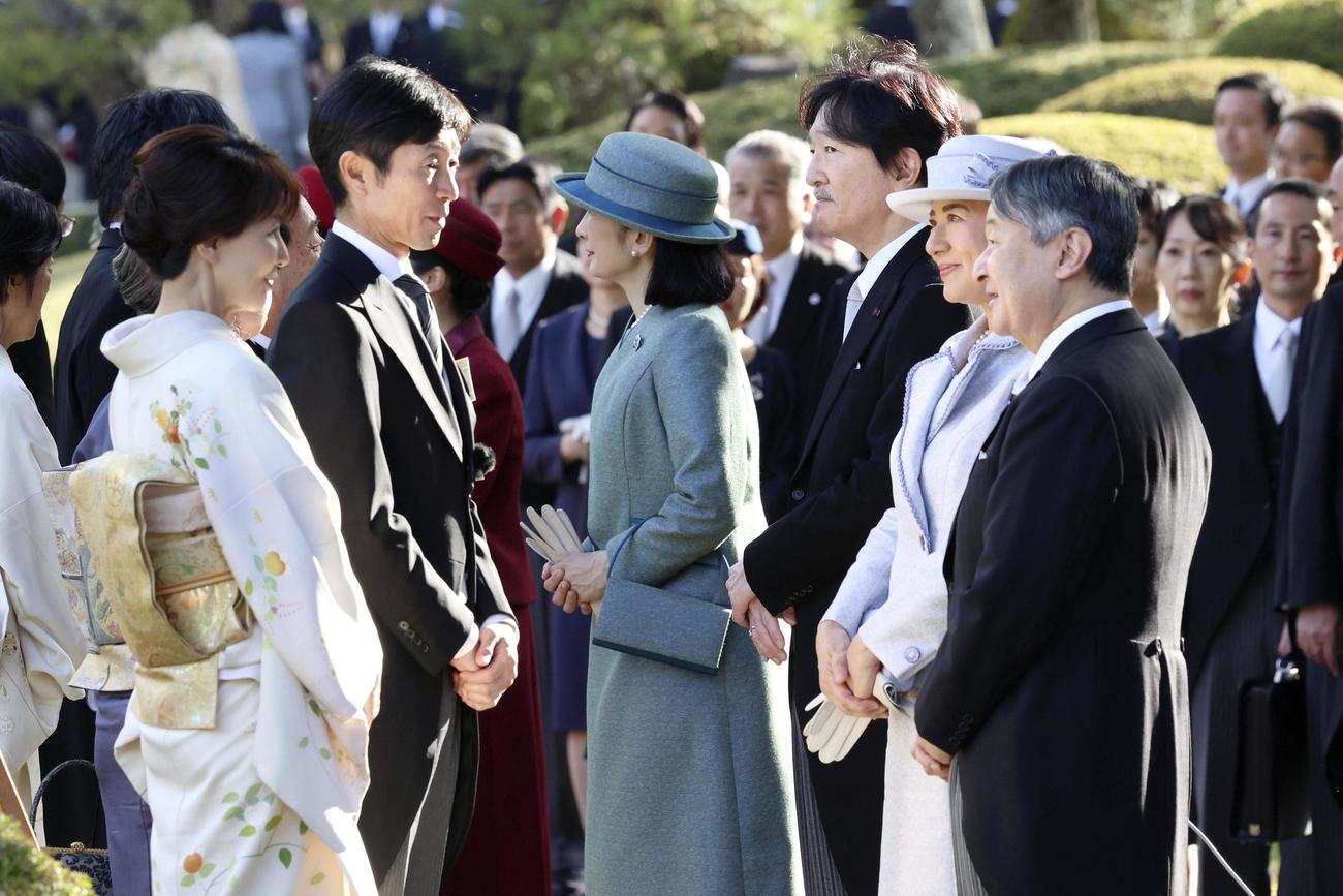 秋の園遊会で騎手の武豊さんと言葉を交わされる天皇、皇后両陛下（代表撮影）