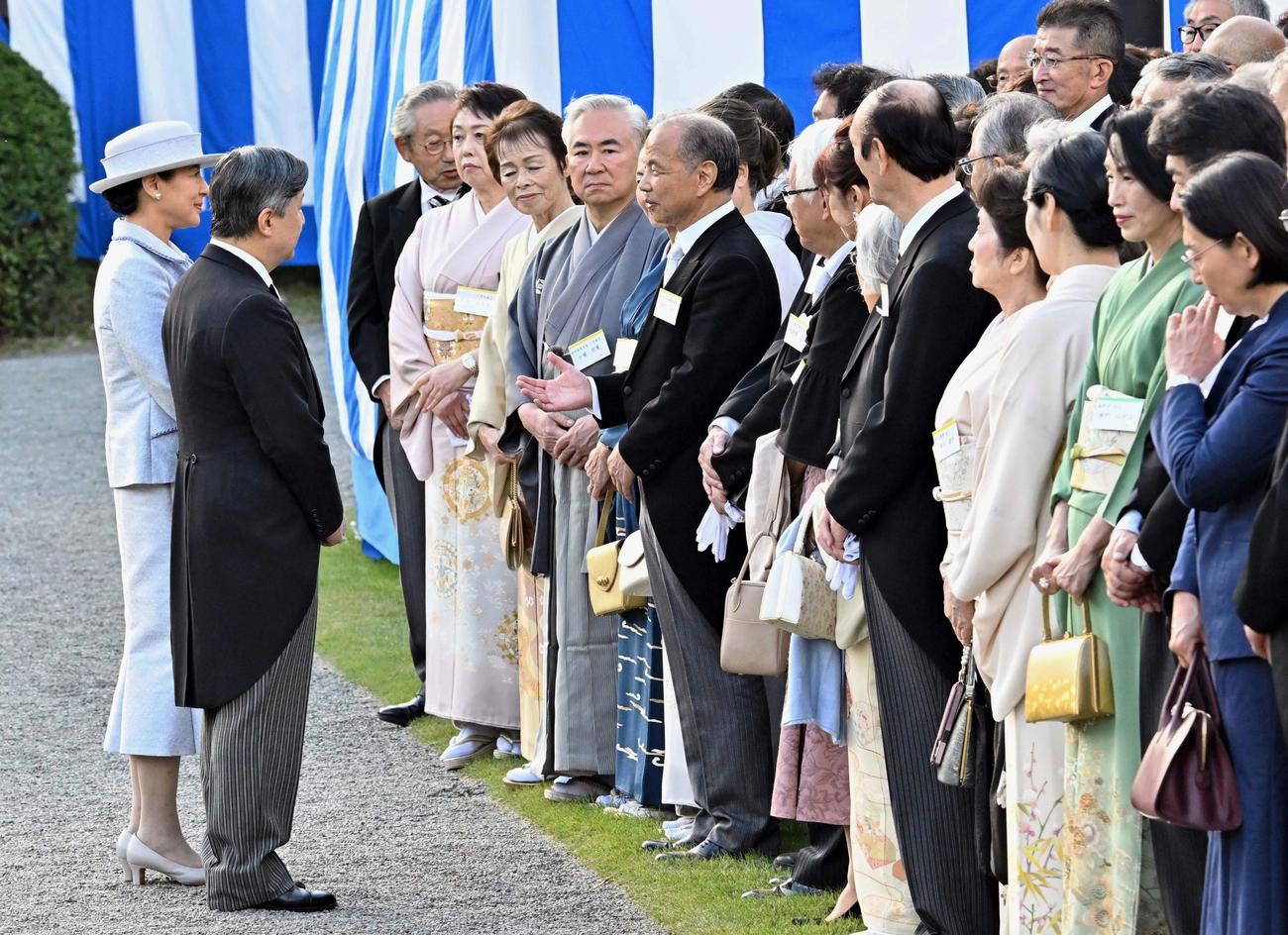 秋の園遊会で招待客と歓談される天皇、皇后両陛下（代表撮影）