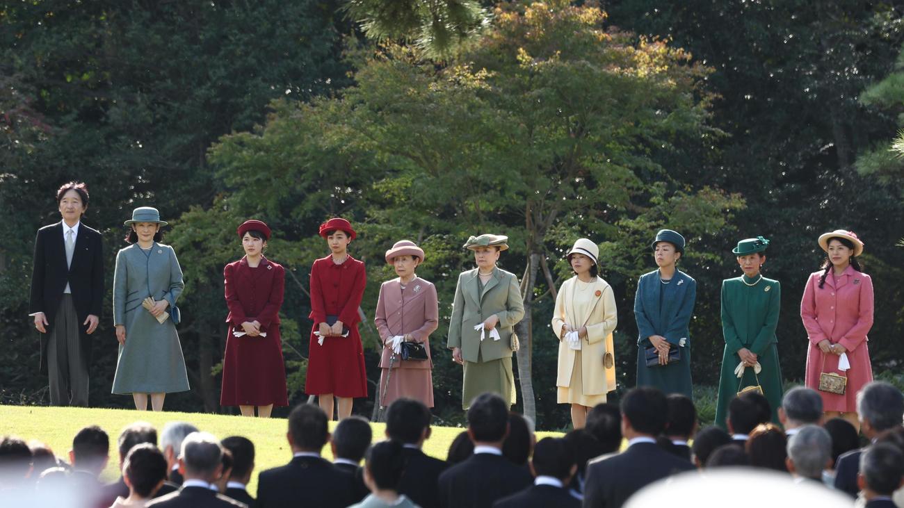 秋の園遊会に臨まれる秋篠宮ご夫妻ら皇族方（代表撮影）