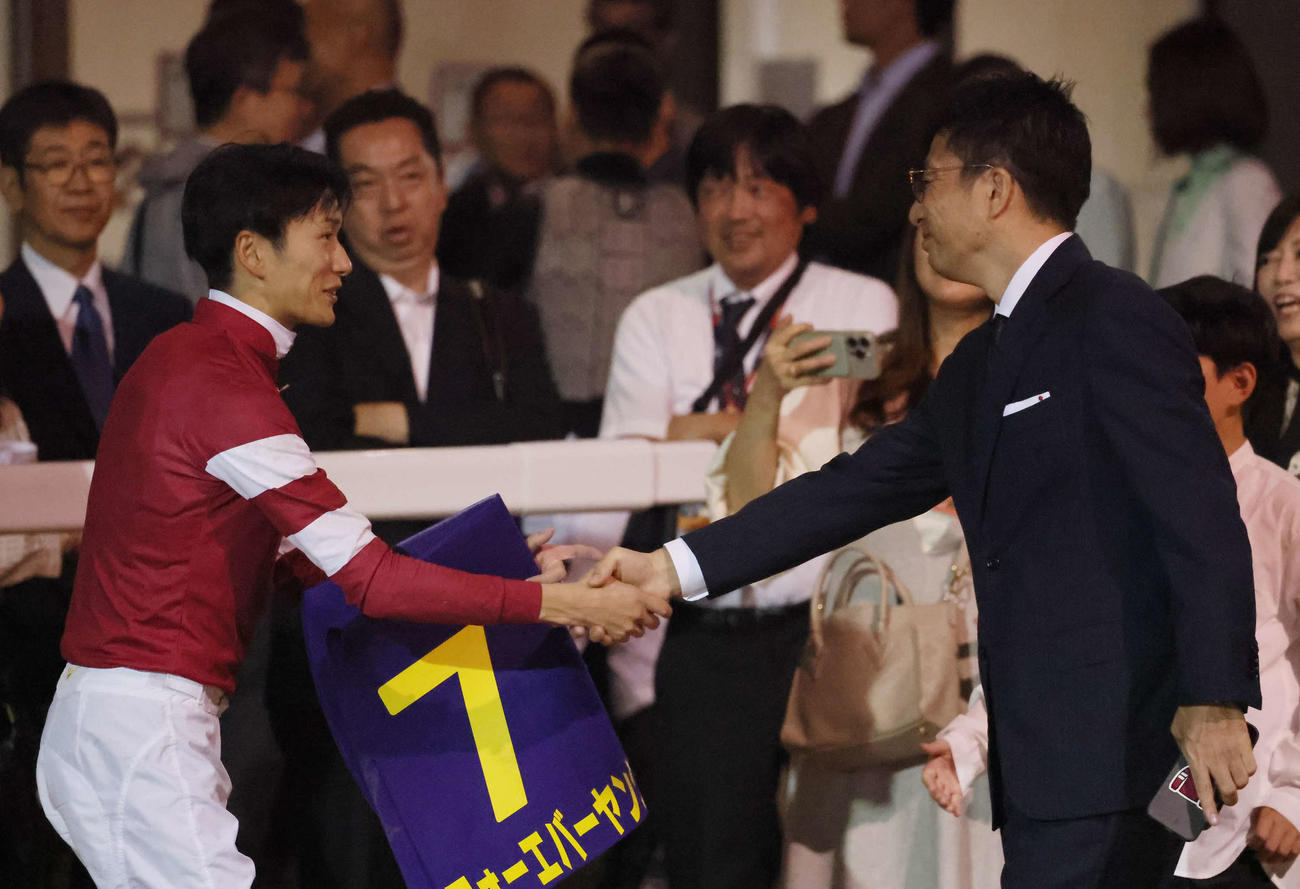 10月日本テレビ盃をフォーエバーヤングで制して藤田晋オーナー（右）と握手する坂井瑠星騎手