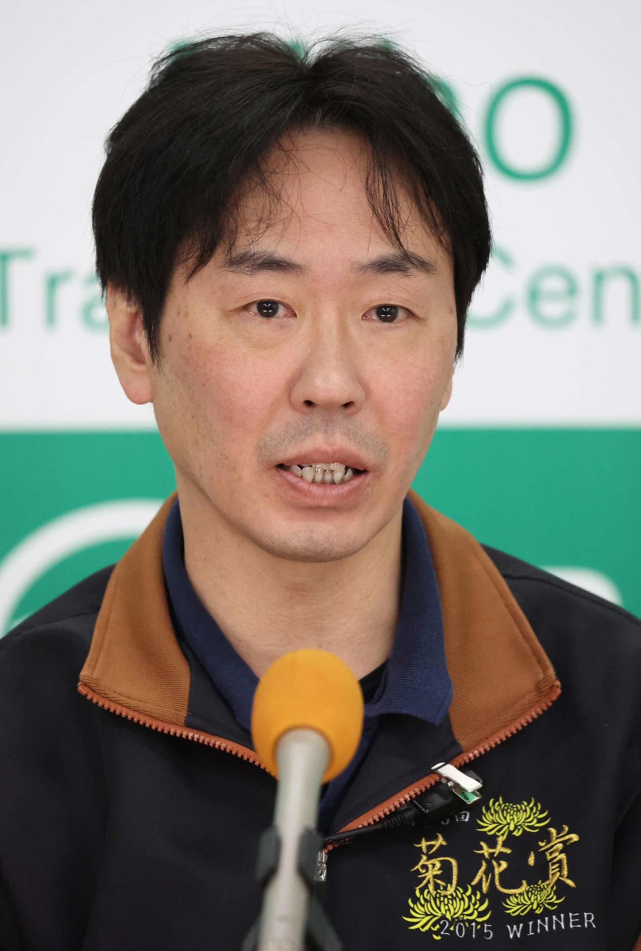 奥村武調教師（2025年4月撮影）