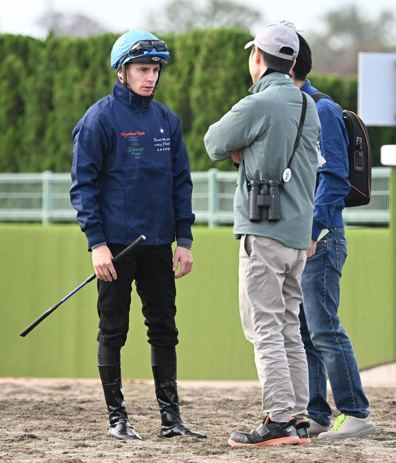 追い切りを終え、武井師（中央）と話すプーシャン騎手（左）（撮影・千葉一成）