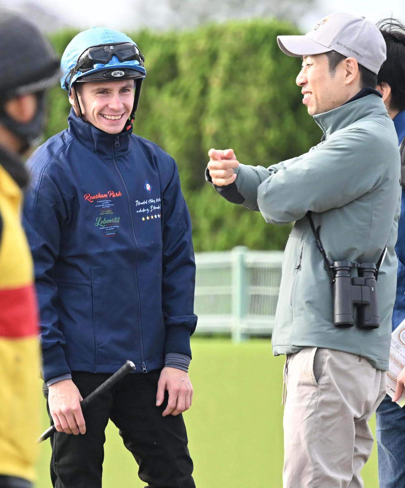 追い切りを終え、武井師（右）と話すプーシャン騎手（撮影・千葉一成）