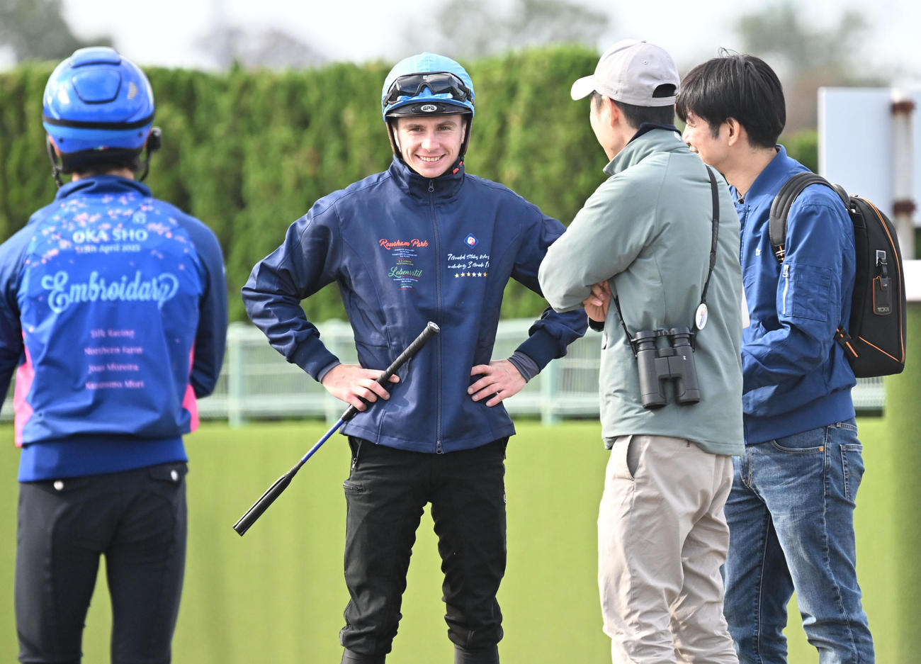 追い切りを終え、武井師（右から2人目）らと話すプーシャン騎手（撮影・千葉一成）