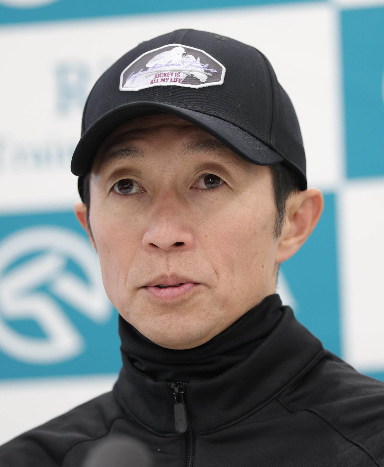 共同会見で代表質問に答える武豊騎手