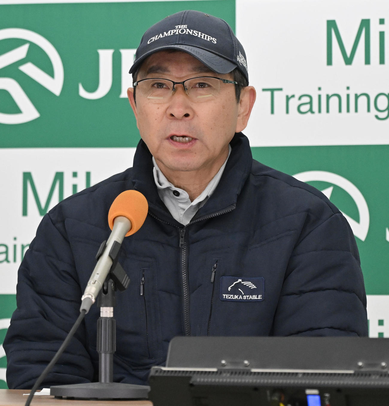 調教を終え、取材に応じる手塚師（撮影・千葉一成）