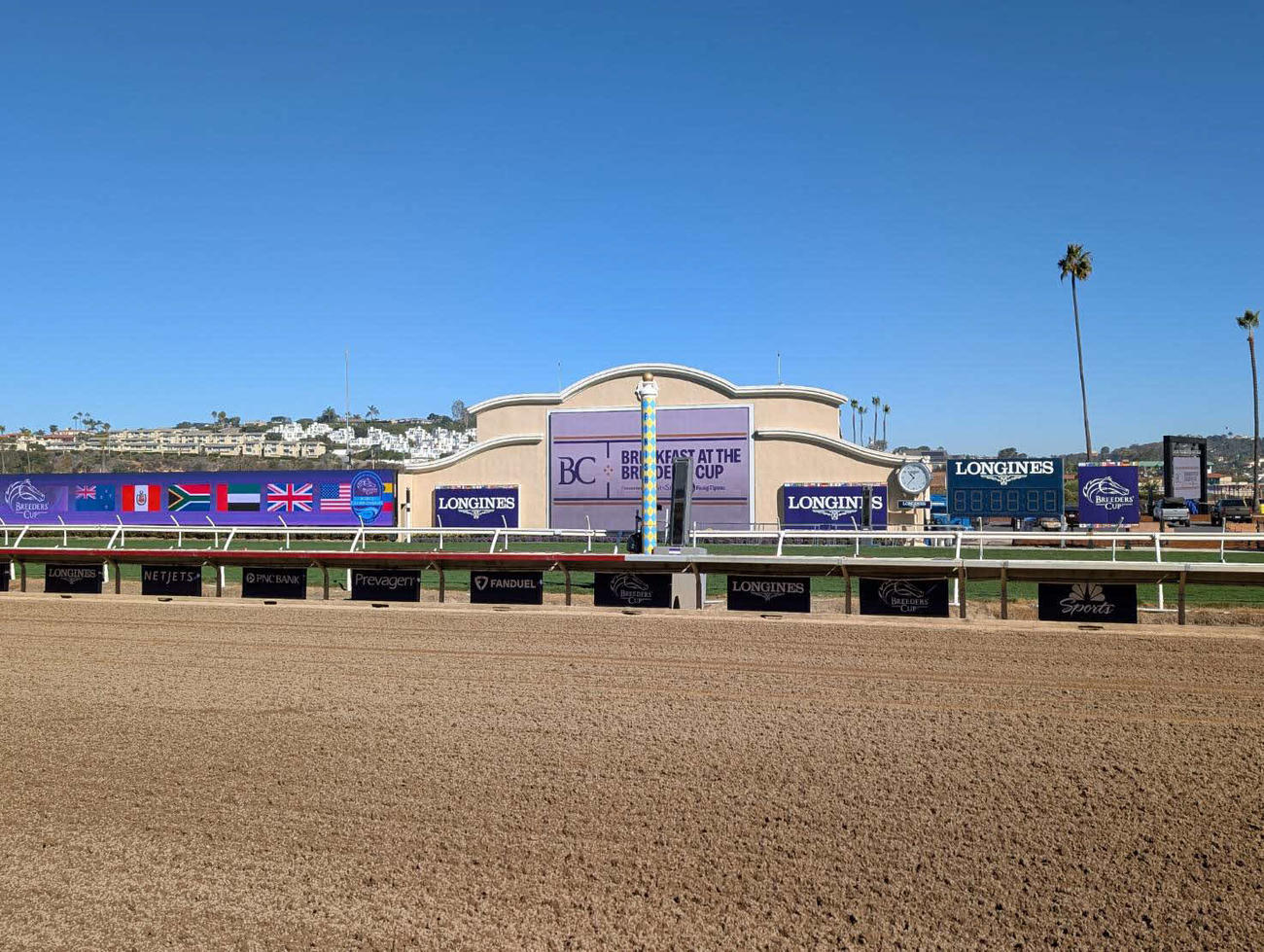 デルマー競馬場のダートコースのゴール前（伊藤大士調教師提供）