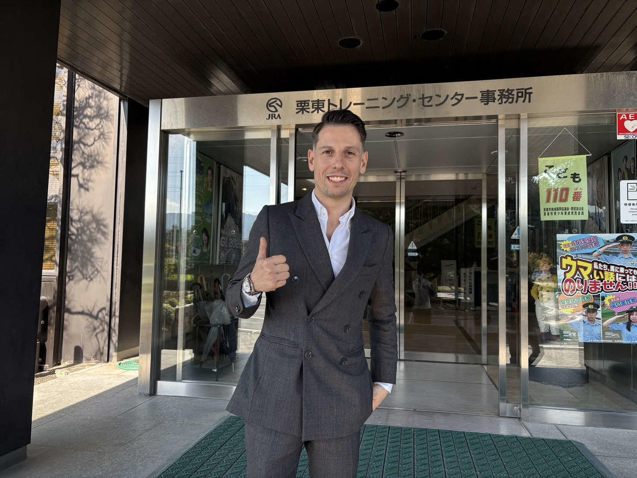 11月1日からのJRA騎乗に向けて、30日に栗東トレセンを訪れたC・デムーロ騎手