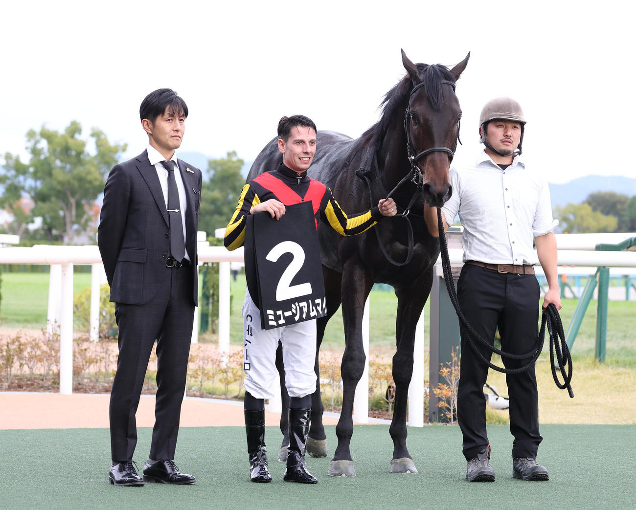 ミュージアムマイルで黄菊賞を制し口取りに並ぶC・デムーロ騎手（中央）