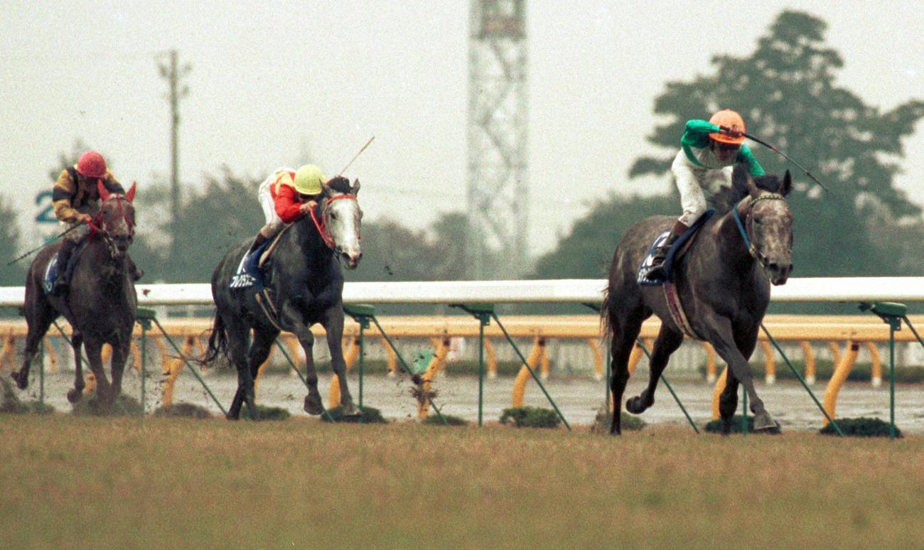 第104回天皇賞・秋、1位入線も18着に降着となったメジロマックイーンと武豊騎手（右）