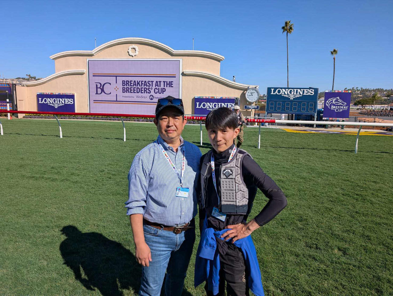 デルマー競馬場の芝コースを歩いた伊藤大師（左）と佐々木騎手（右）（伊藤大士調教師提供）