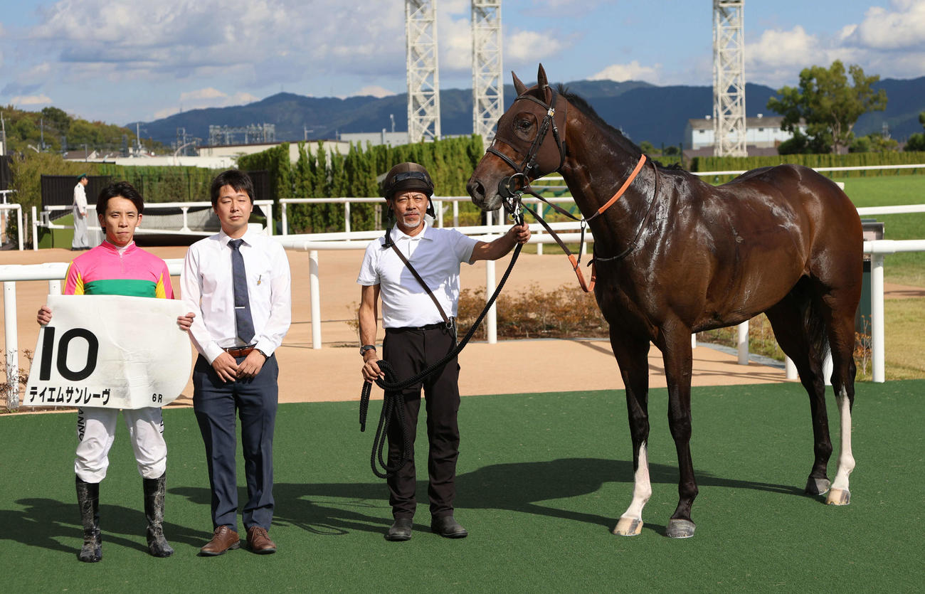 京都6R、2歳新馬戦を勝った団野騎手とテイエムサンレーヴは口取りに納まる（撮影・西尾就之）