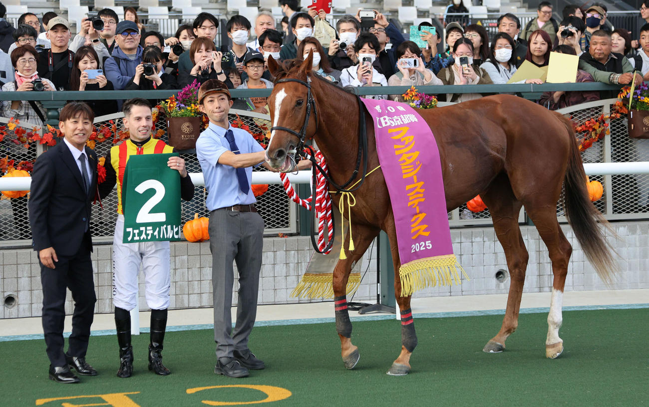 初日からいきなり重賞を制覇したC・デムーロ騎手（撮影・西尾就之）