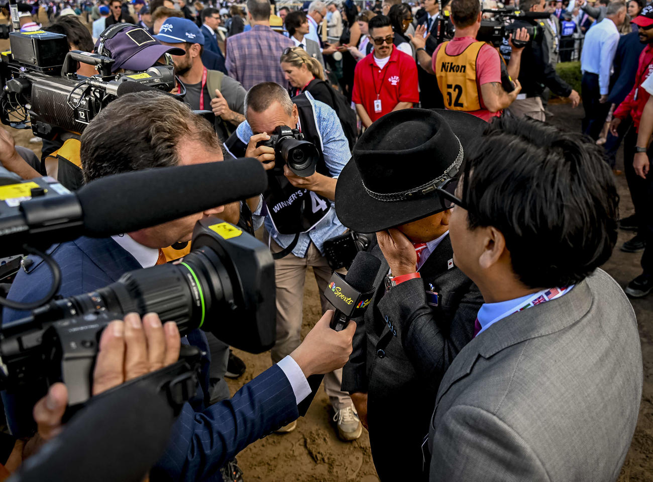 インタビューで感極まる矢作師（C）Carlos　J.　Calo／Eclipse　Sportswire／Breeders　Cup