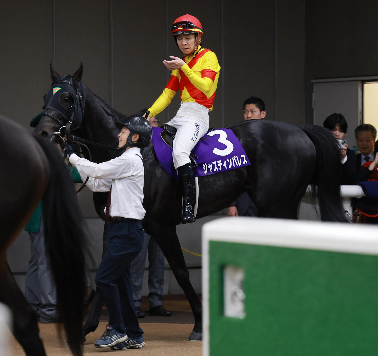 引き揚げてきた天皇賞3着ジャスティンパレスと団野騎手（撮影・野上伸悟）