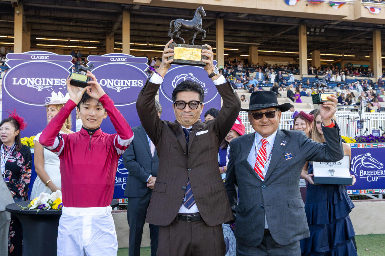 トロフィーを掲げる藤田晋オーナー（中央）（C）Bill　Denver／Eclipse　Sportswire／Breeders　Cup