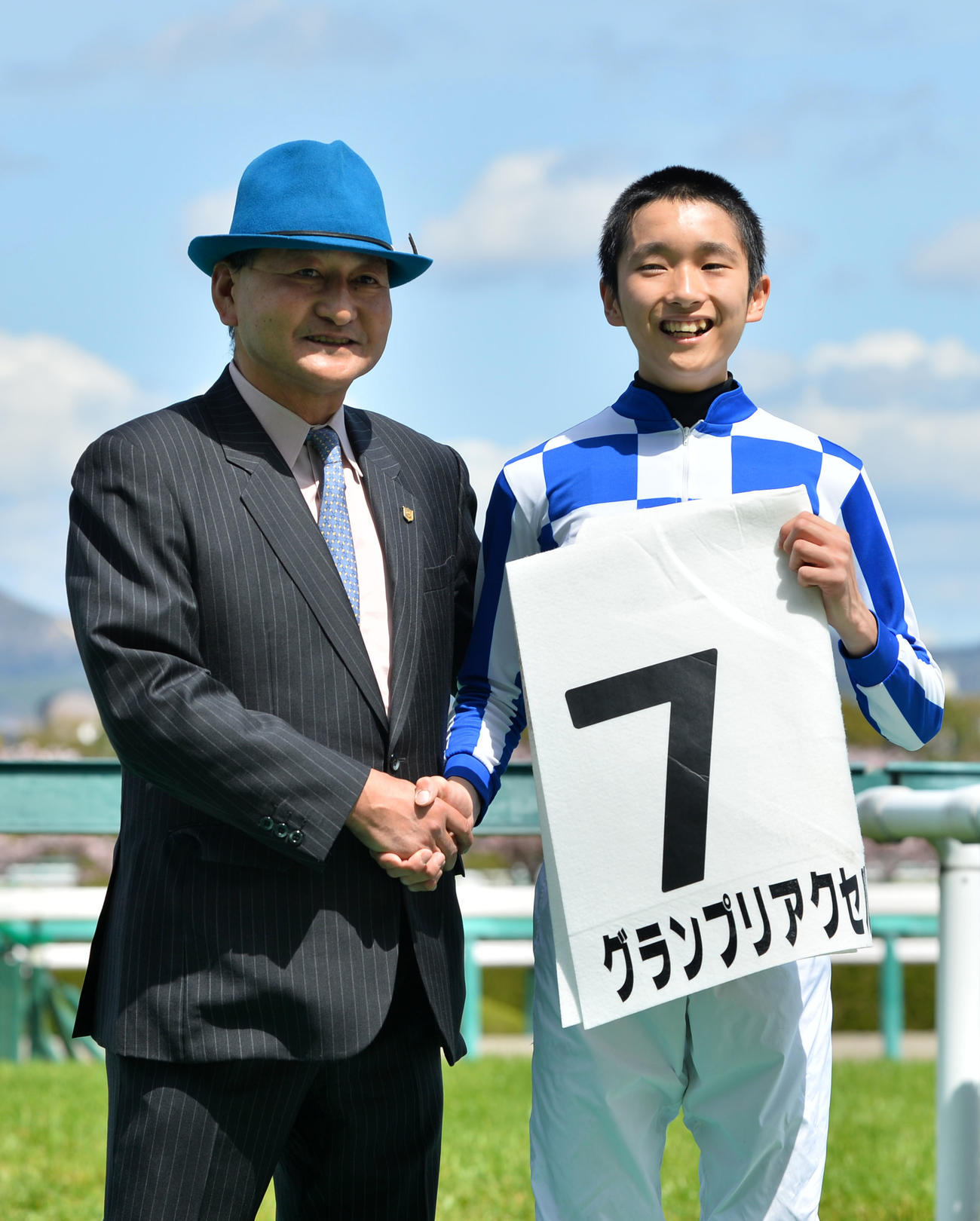 16年4月2日阪神4Rで初勝利を挙げた坂井瑠星騎手（右）と矢作師