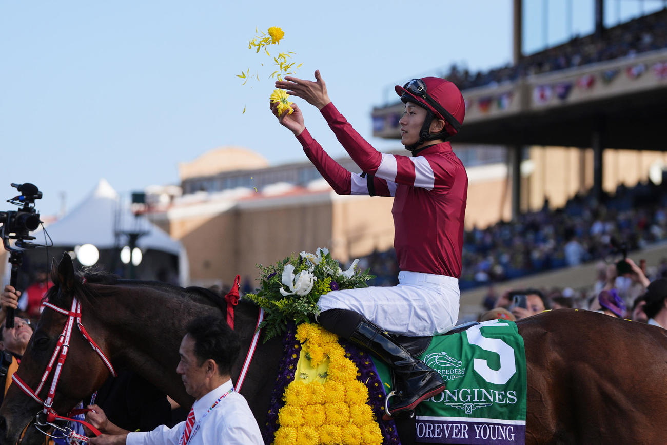 優勝レイから花吹雪をまく坂井瑠星騎手（AP)
