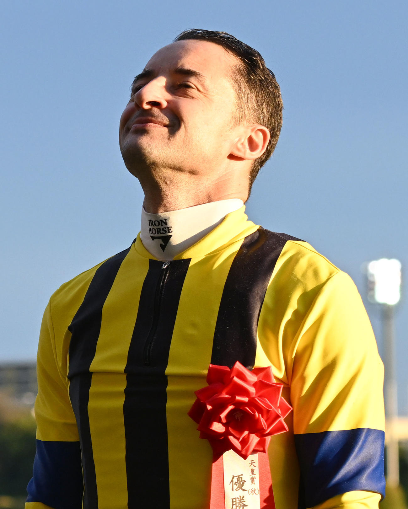 天皇賞・秋をマスカレードボールで制し、勝利者インタビューで喜びをかみしめるルメール騎手