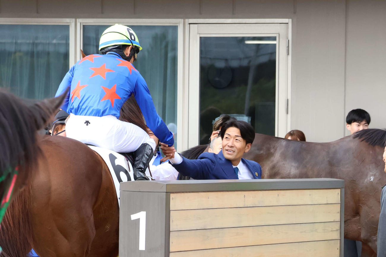 引き揚げてきた戸崎圭太騎手と握手する森泰斗師